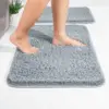 Grauer Microfaser-Badezimmerteppich mit weicher Oberfläche, ideal für Bad und Dusche.