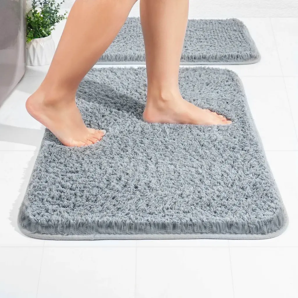 Grauer Microfaser-Badezimmerteppich mit weicher Oberfläche, ideal für Bad und Dusche.