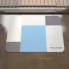 Rutschfester Badezimmerteppich mit geometrischem Muster in Blau, Weiß und Grau, ideal für Nassbereiche.
