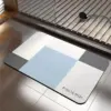 Rutschfester Badezimmerteppich mit geometrischem Muster in Blau und Grau, ideal für Nassräume.