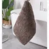 Schwarzer Badteppich mit weichem Flausch, ideal für Badezimmer und Dusche.