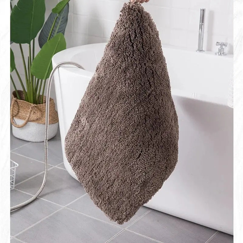 Schwarzer Badteppich mit weichem Flausch, ideal für Badezimmer und Dusche.
