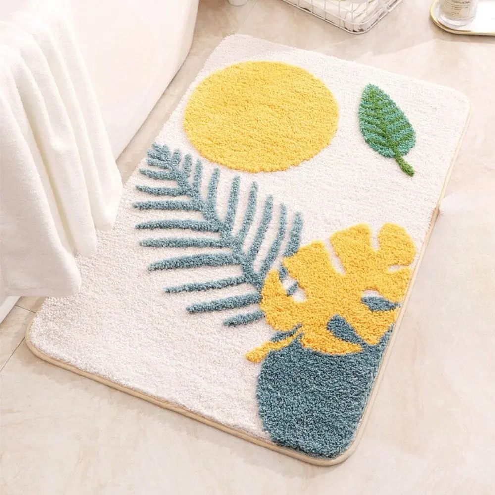 Skandinavischer Badezimmerteppich mit gelbem Sonnenmotiv und tropischen Blättern, weiches Material, ideal für Badezimmer.