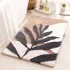 Skandinavischer Badteppich mit Blattmotiv, weiches Material, modernes Design für Badezimmer.