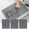 Badezimmerteppich Steinoptik grau mit Fussabdruck-Motiv, rutschfest und pflegeleicht.
