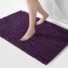 Violetter Badteppich mit flauschigem Strukturdesign, ideal für Badezimmer und Badematte.