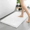 Weisser waschbarer Badteppich mit weicher Struktur, ideal für Badezimmer und Nassbereich.