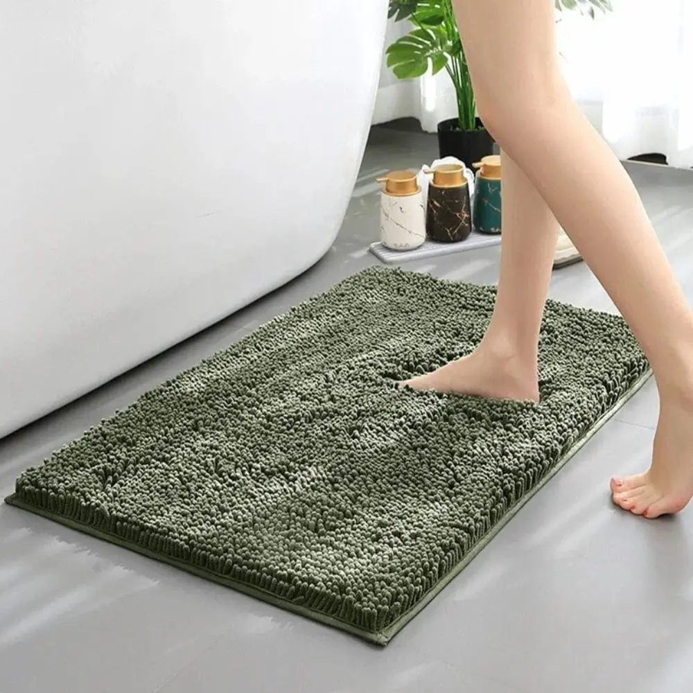 Grüner Waschbarer Badezimmerteppich mit weicher Textur, ideal für Badezimmer.