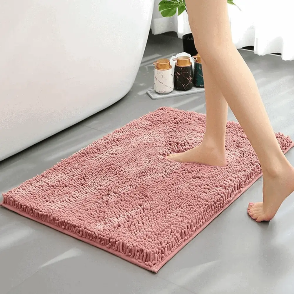 Rosafarbener Badezimmerteppich mit weicher Chenille-Struktur, waschbar und ideal für Badematte im Badezimmer.