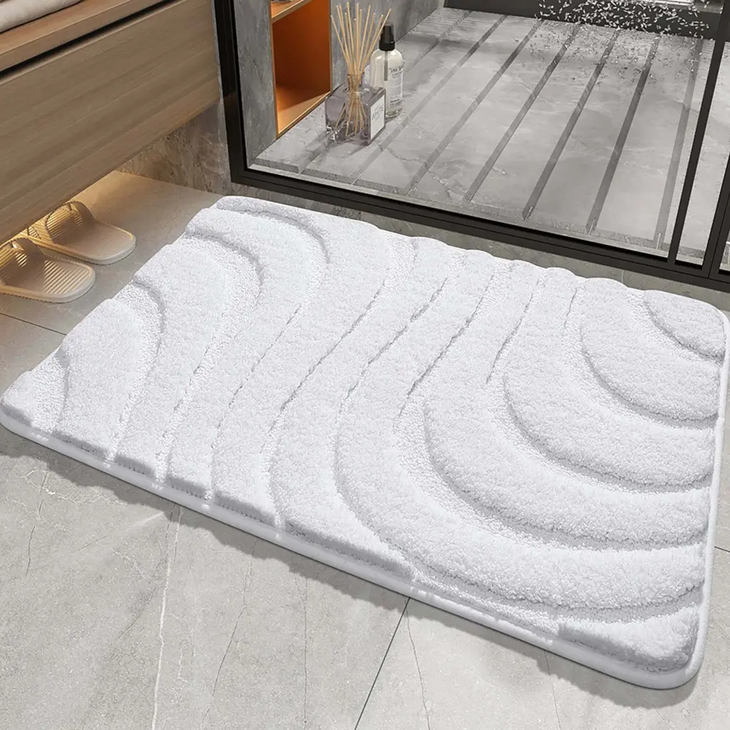 Weisser Badezimmerteppich mit Wellenmuster, weiches Material, ideal für Badezimmer.