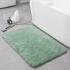Grüner Badteppich XXL mit weichem Flor, ideal für Badezimmer und Dusche.
