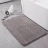 Grosser grauer Badteppich XXL mit weichem Flausch, ideal für Badezimmer und Dusche.