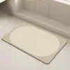 Modernes Badteppich-Design mit konzentrischen Linienmuster, beige Farbe, für Badezimmer.