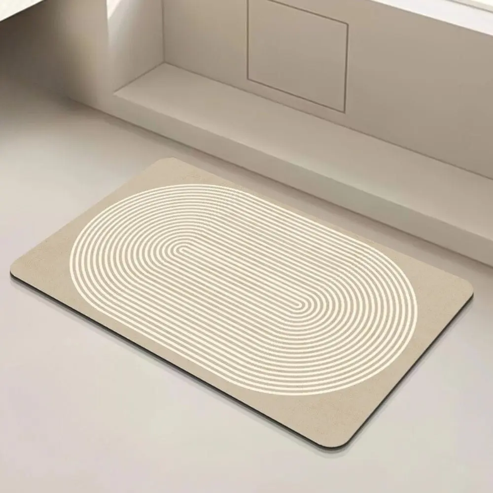 Modernes Badteppich-Design mit konzentrischen Linienmuster, beige Farbe, für Badezimmer.