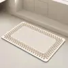 Modernes Badteppich mit geometrischem Muster in Beige und Weiß, ideal für Badezimmer.