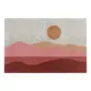 Badteppich Art-Déco mit stilisiertem Sonnenmotiv und sanften Farbverläufen in Rot- und Terrakottatönen.