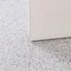 Weisser Badteppich Art-Déco mit filigranem Muster, ideal für modernes Badezimmer.