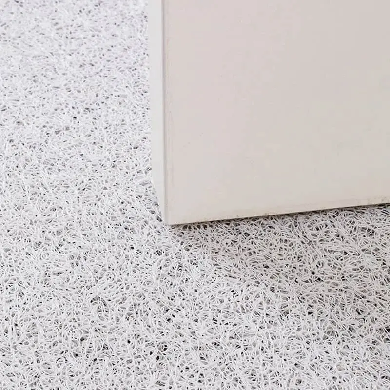 Weisser Badteppich Art-Déco mit filigranem Muster, ideal für modernes Badezimmer.