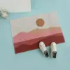 Badteppich Art-Déco mit Sonnenmotiv, farbige Wellen, modernes Design für Badezimmer.