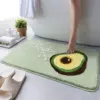 Badteppich Aubergine mit Avocado-Motiv, grün, weich, für Badezimmer.