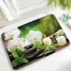 Badteppich mit Orchideen- und Steinmotiv, entspannendes Badezimmerdesign.