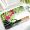 Badteppich mit Orchidee und Steinmotiv, Badezimmer-Textil, anti-rutschend, gross, farbenfroh.