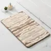 Badteppich Bader mit marbled Muster, weiches Material, beige-braun, für Badezimmer.