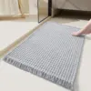Badteppich Boho grau mit Fransen, weicher Textil-Teppich fürs Badezimmer.