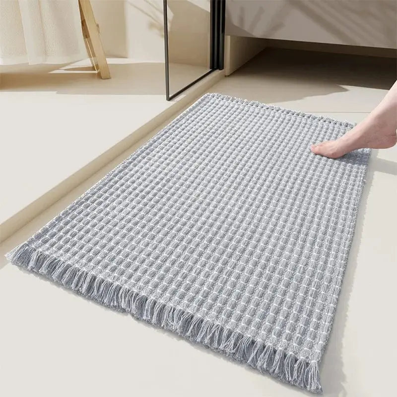 Badteppich Boho grau mit Fransen, weicher Textil-Teppich fürs Badezimmer.