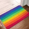 Bunt gestreifter Badteppich mit Regenbogenfarben, ideal für Badezimmer und Dusche.