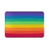 Bunt gestreifter Badteppich mit Regenbogenfarben, ideal für Badezimmer.