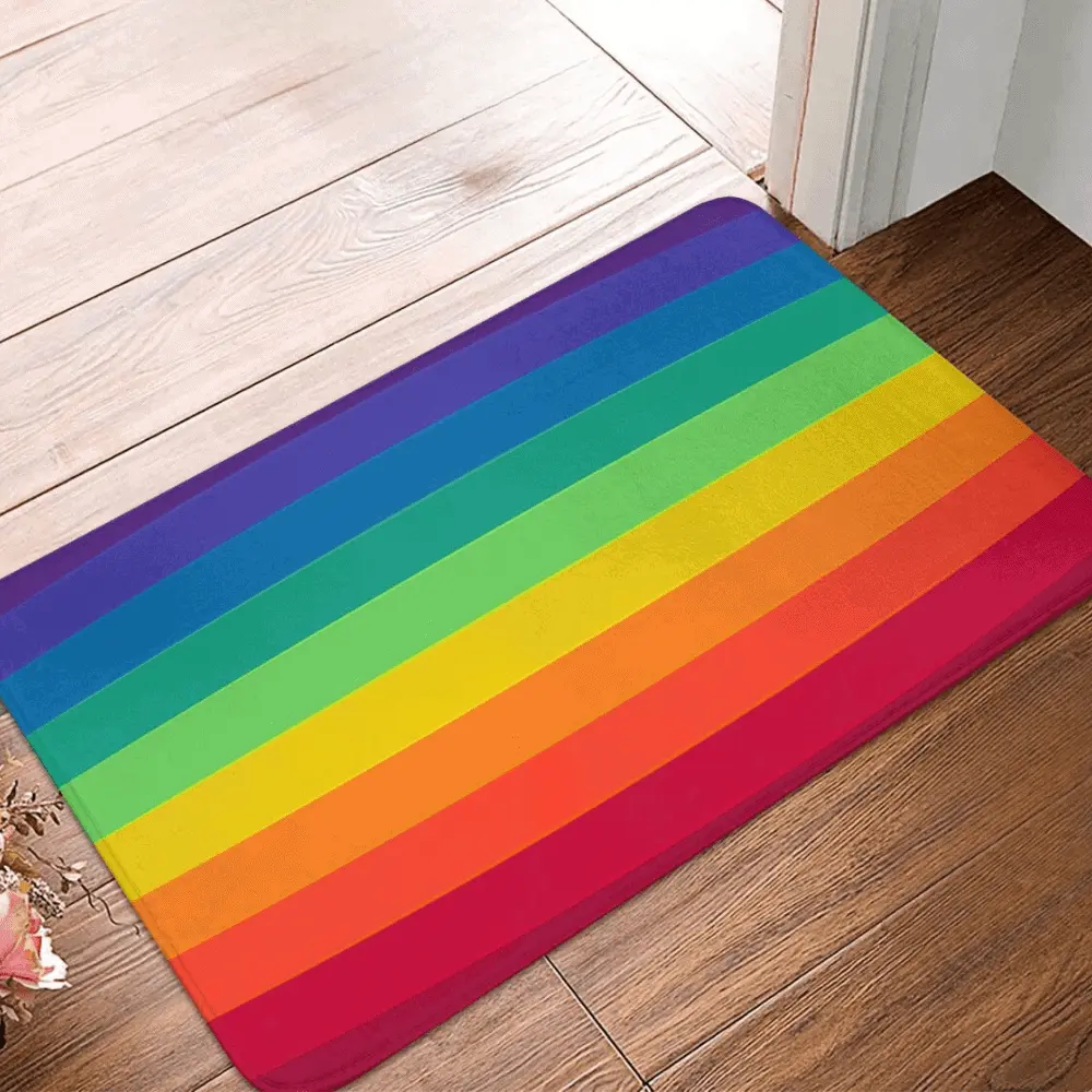 Bunt gestreifter Badteppich mit Regenbogenfarben, ideal für Badezimmer und Dusche.