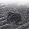 Schwarzer Badteppich mit Wasserablauf, zeigt feuchtigkeitsempfindliches Material.