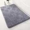 Grauer Badteppich mit geometrischem Muster, ideal für moderne Badezimmer.