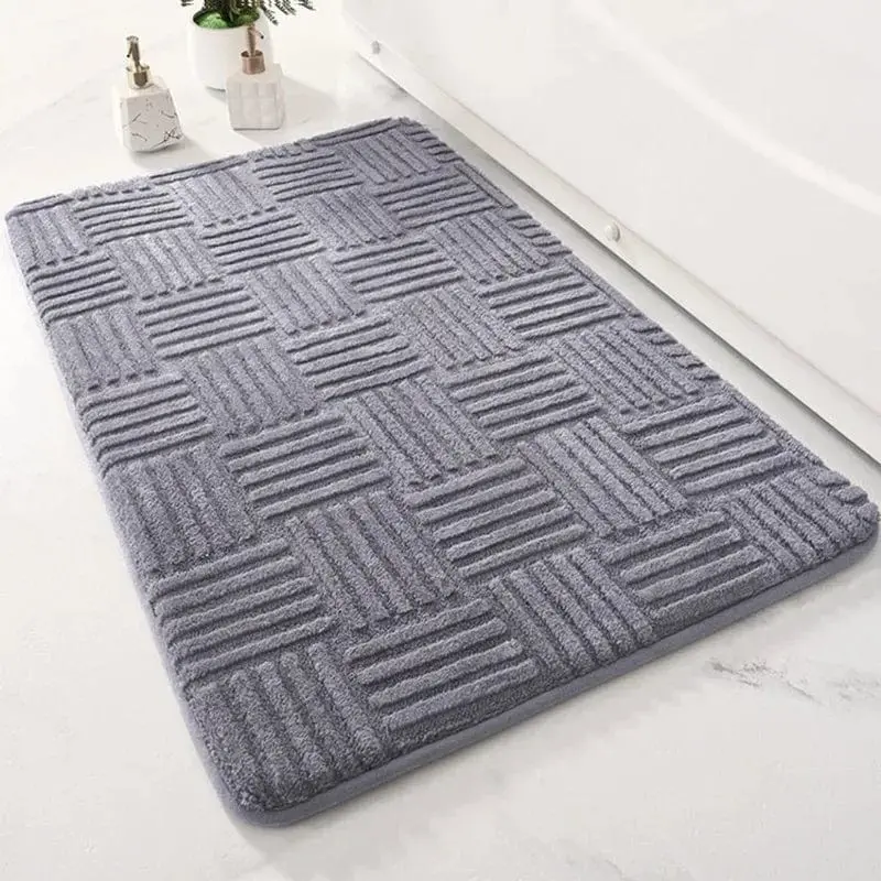 Grauer Badteppich mit geometrischem Muster, ideal für moderne Badezimmer.