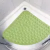 Grüner Badteppich für Eckdusche mit rutschfesten Punkten, ideal für Badezimmer.