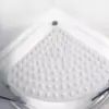 Weisser Badteppich Eckdusche mit rutschfesten Kugeln, ideal für Badezimmer mit Duschkabine.
