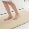 Flauschiger Badteppich in Beige, weicher Fußbodenbelag fürs Badezimmer.