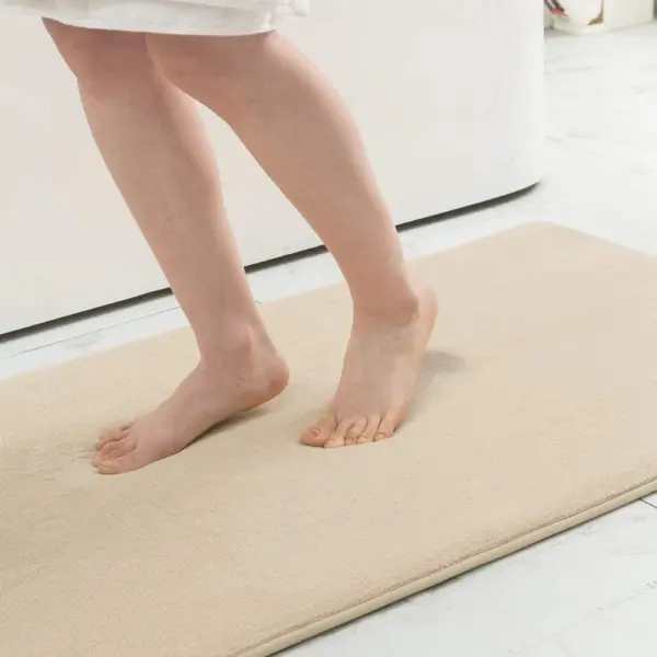Flauschiger Badteppich in Beige, weicher Fußbodenbelag fürs Badezimmer.
