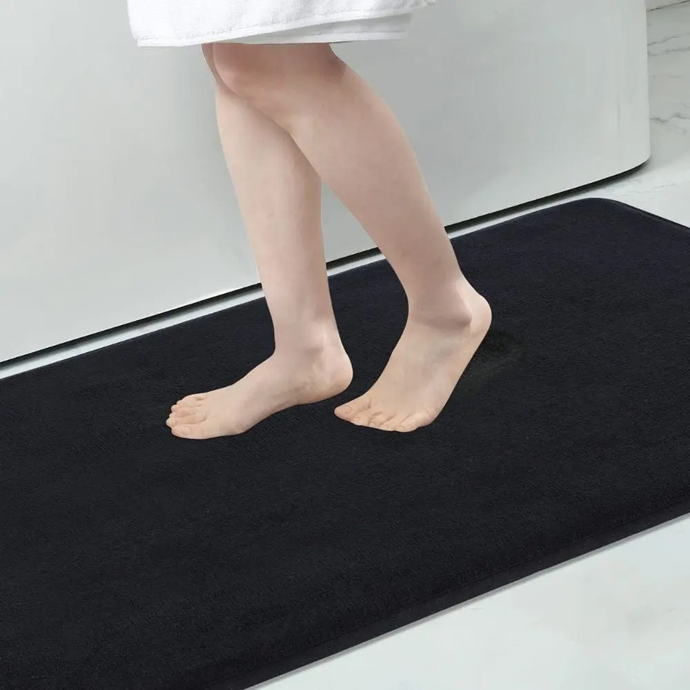 Flauschiger Badteppich schwarz, weicher Fußbodenbelag für Badezimmer.