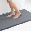 Flauschiger Badteppich grau, weicher Fußbodenbelag für Badezimmer.