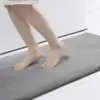 Flauschiger grauer Badteppich im Badezimmer, ideal für weiche Fussbodenbeläge.