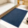 Blauer geflochtener Badteppich mit Struktur, ideal für Badezimmer und Dusche.