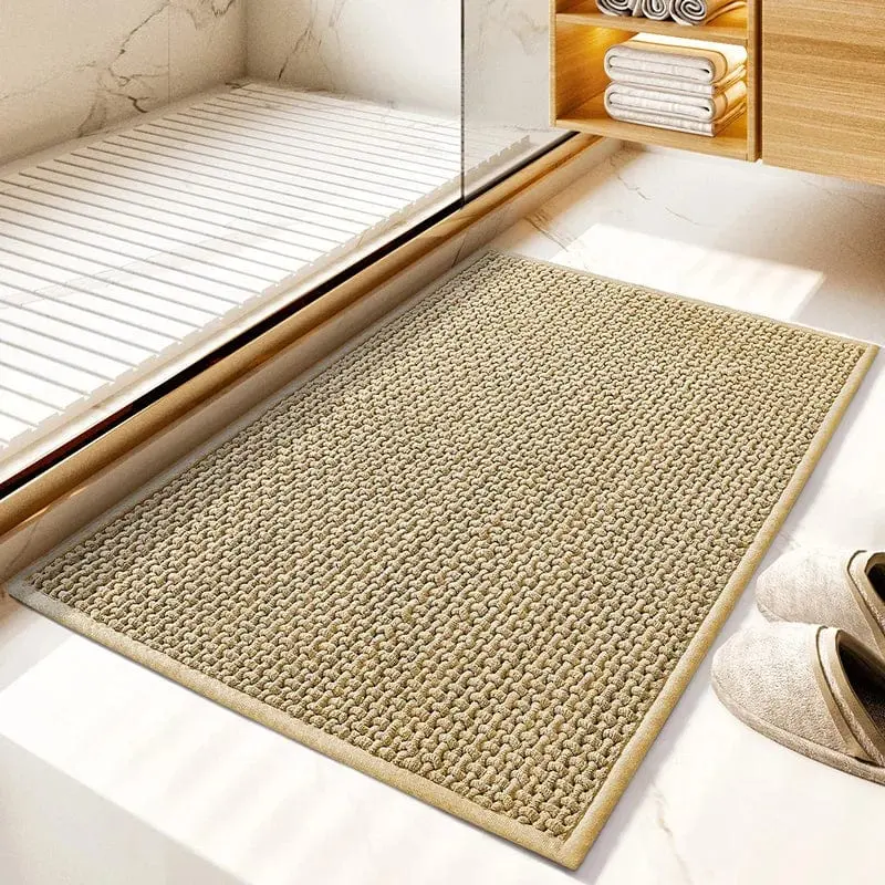 Geflochtener Badteppich in Beige für Badezimmer, rutschfest und strapazierfähig.
