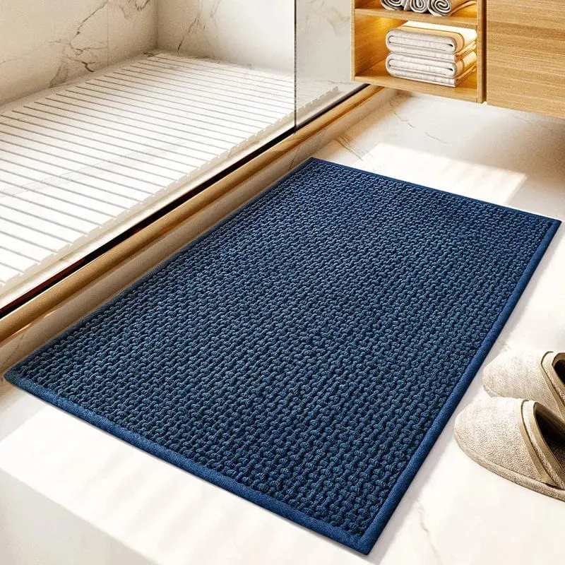 Blauer geflochtener Badteppich mit Struktur, ideal für Badezimmer und Dusche.