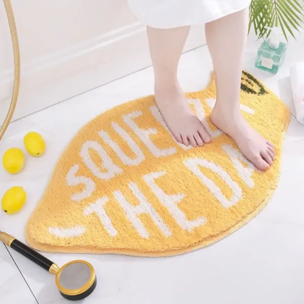 Gelber Badteppich mit Zitronendesign und Aufschrift SQUEEZE THE DAY, ideal für Badezimmer.