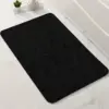 Schwarzer Badteppich mit geometrischem Muster, modernes Badezimmer-Design, weiches Material.