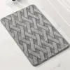 Badteppich mit geometrischem Muster, grau, weich, für Badezimmer.