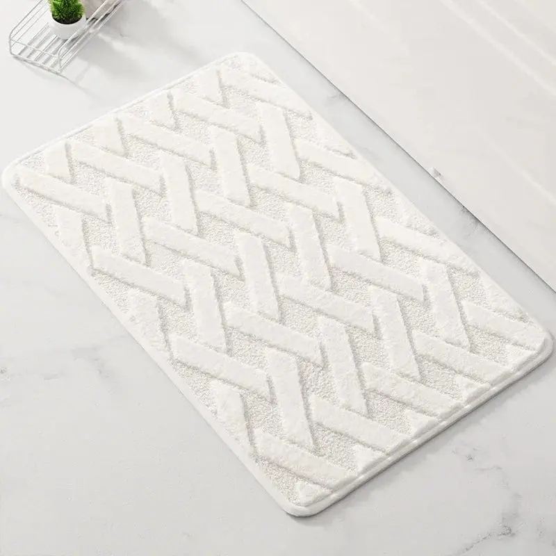 Weisser Badteppich mit geometrischem Muster, weiches Material, ideal für Badezimmer.