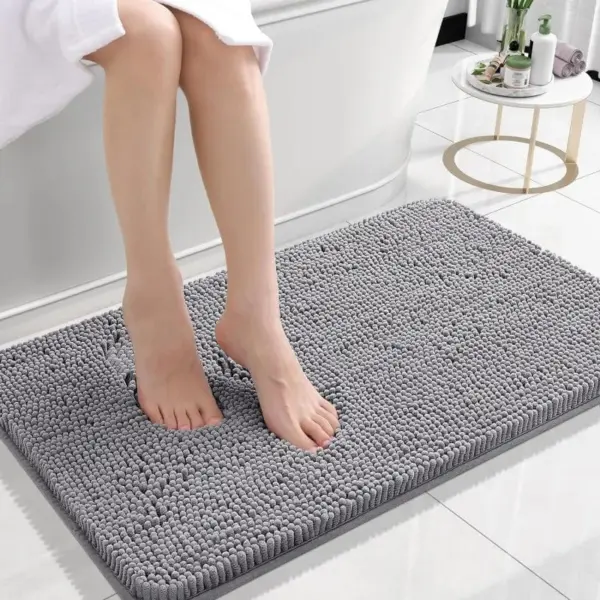 Grauer Chenille-Badteppich Komfort mit weicher Textur, ideal für Badezimmer.